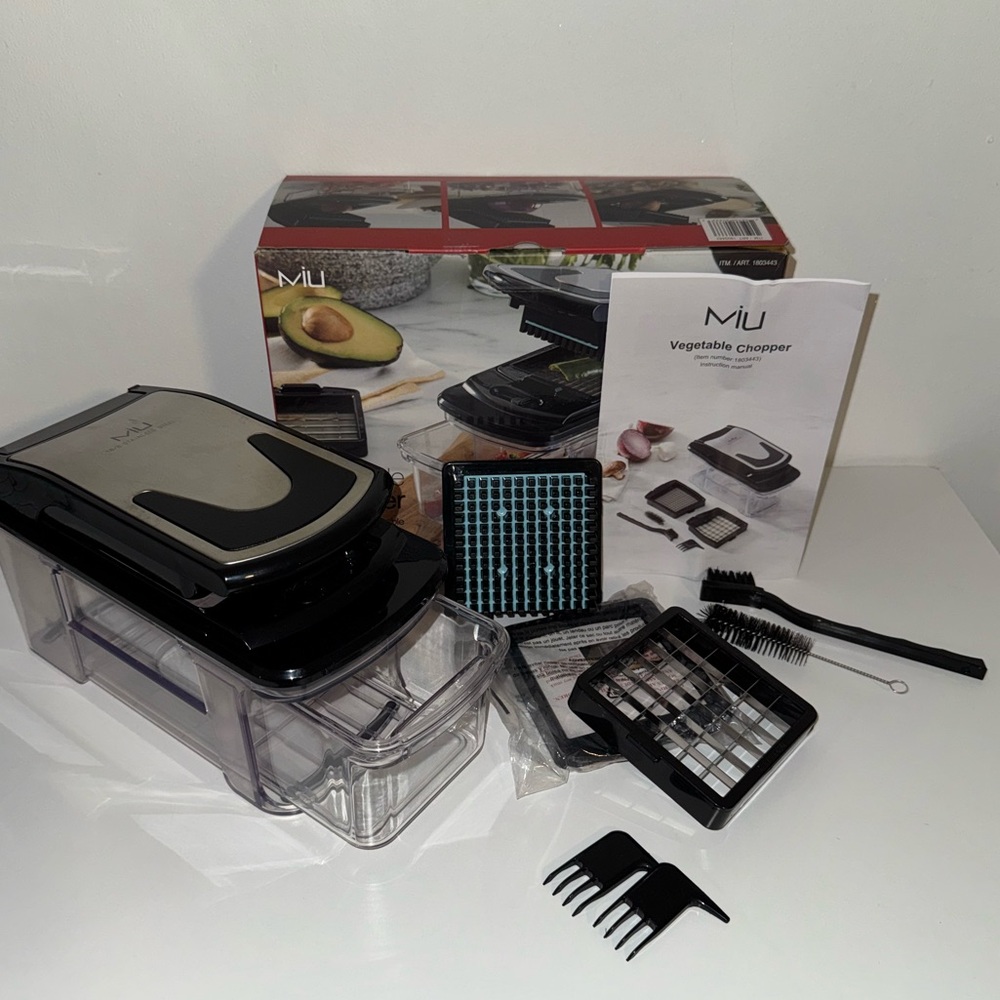 MIU Vegetable Chopper with Accessories (Used just one time excellent condition)